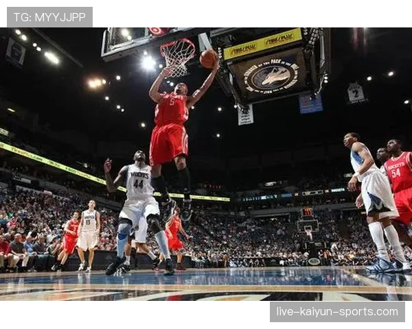 佩科维奇篮下强攻提升效率 明显拉开与队友内线威胁差距